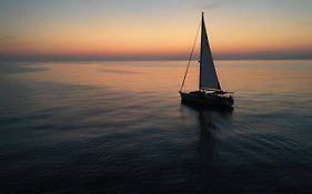An Amazing Experience Enjoy The City From A Boat Up To 8 People